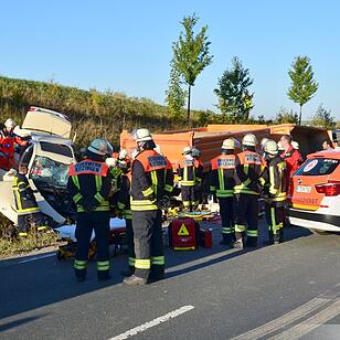 Lkw rammt Taxi auf B8