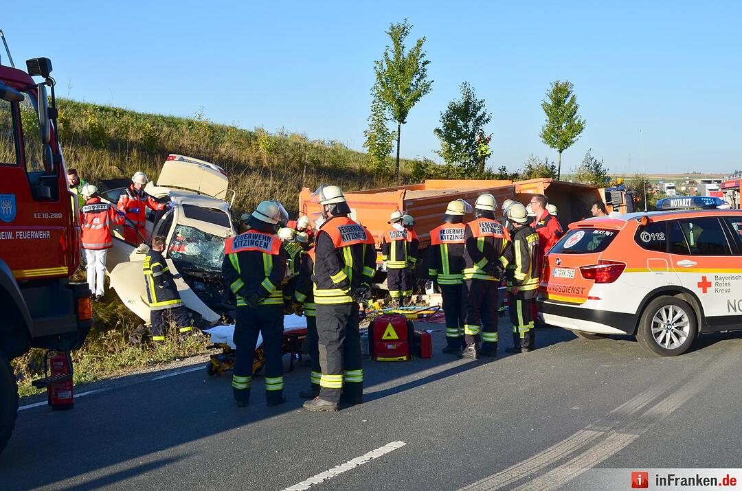 Lkw rammt Taxi auf B8