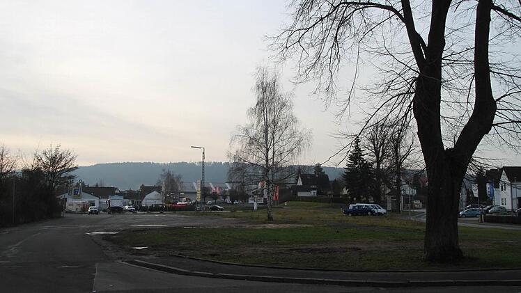 Das Bahnhofsareal inmitten des Marktes ist seit Jahren eine Brachfläche. Hier war das Dienstleistungszentrum geplant.