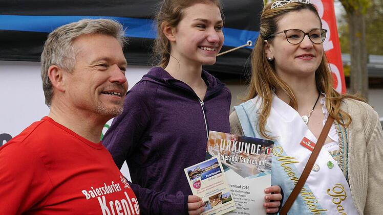 Sch&uuml;lerlaufsiegerin Ronja Gellenthien umrahmt von Organisator Klaus Novak und der Meerrettichk&ouml;nigin Christine I.