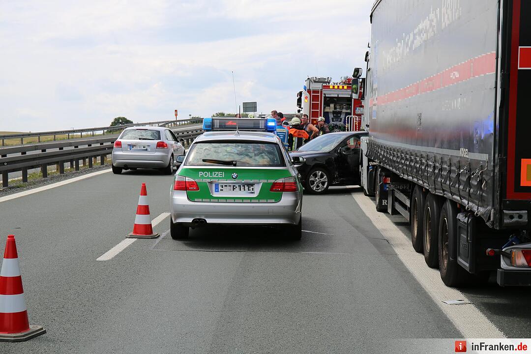 Lkw schleift Skoda vor sich her