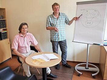 Christian Krauß (links) und Norbert Neukum unterstützen Schüler mit Zeugnisproblemen in der gemeinsamen Beratungsstelle für Kinder, Jugendliche und Familien von Caritas und Diakonie in der Kronacher Klosterstraße. Foto: Andreas Schmitt