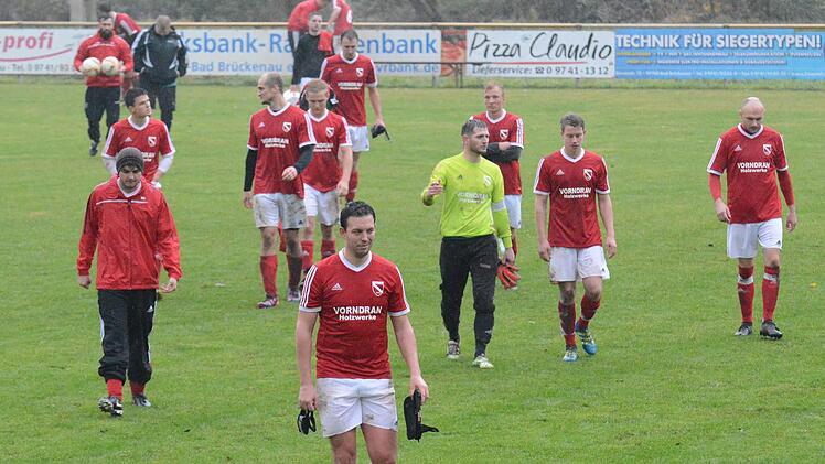 Schleichen enttäuscht vom Platz: die Brückenauer Spieler nach dem 0:2 gegen Heustreu. Foto: ssp