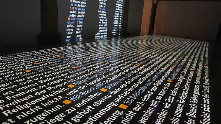 Je mehr Menschen im Raum stehen, desto mehr Text wird an der Wand sichtbar. Foto: Barbara Herbst