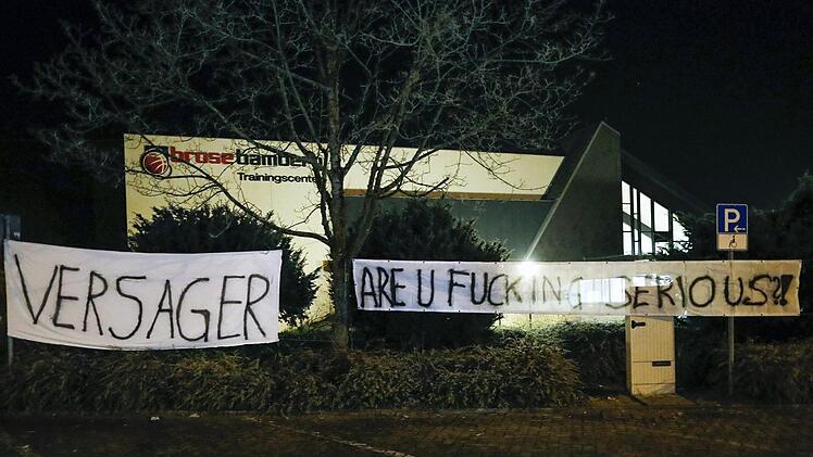 Fanwut: Mit zwei Transparenten empfingen die erbosten Anhänger das Team in Strullendorf. Fotos: Daniel Löb