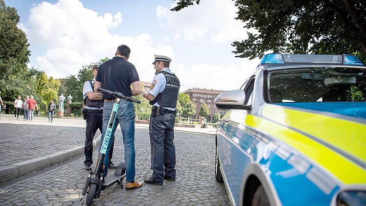 Gleich zweimal geriet ein 46-Jähriger in die Verkehrskontrolle der Nürnberger Polizei. Einmal fuhr er betrunken auf seinem E-Scooter, dann auf einem gestohlenen E-Bike durch Nürnberg. Symbolfoto: Fabian Sommer/dpa