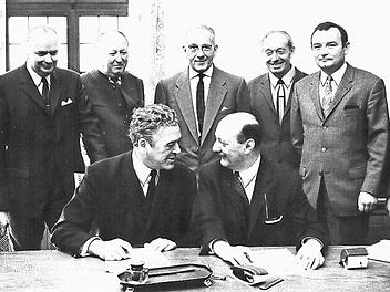 Bad Kissingens Oberbürgermeister Hans Weiß (vorne, links) und Münnerstadts Bürgermeister Alfred Müller (vorne, rechts) verstanden sich gut bei der Vertragsunterzeichnung vor 50 Jahren. Zwischenzeitlich war das Verhältnis nicht ganz so gut. Da musste das Schiedsgericht angerufen werden. In zwei Jahren muss der Vertrag wieder verlängert werden.  Foto: Gerhard Fuhrmann