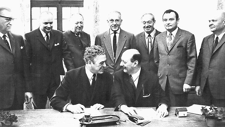 Bad Kissingens Oberbürgermeister Hans Weiß (vorne, links) und Münnerstadts Bürgermeister Alfred Müller (vorne, rechts) verstanden sich gut bei der Vertragsunterzeichnung vor 50 Jahren. Zwischenzeitlich war das Verhältnis nicht ganz so gut. Da musste das Schiedsgericht angerufen werden. In zwei Jahren muss der Vertrag wieder verlängert werden.  Foto: Gerhard Fuhrmann