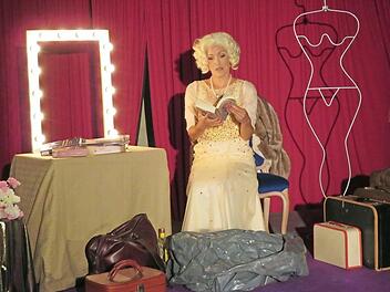 Marlene Sietrich blättert nachdenklich in den Biografien, die über sie geschrieben wurden - nicht alles gefällt der Diva. Fotos: Monika Schütz