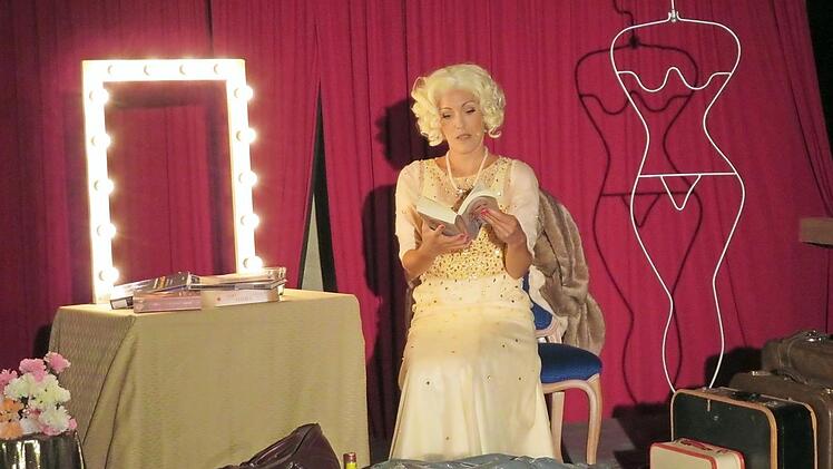 Marlene Sietrich blättert nachdenklich in den Biografien, die über sie geschrieben wurden - nicht alles gefällt der Diva. Fotos: Monika Schütz