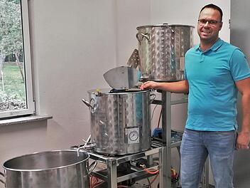 Christoph Bauer (34) in seiner kleinen Privatbrauerei Fotos: Sigismund von Dobschütz