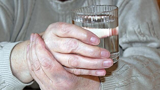 Muskelzittern gehört zu den Parkinson-Symptomen. Wer auf Warnzeichen bei Parkinson achtet, hat gute Chancen, schweren Schäden vorzubeugen.