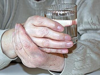 Muskelzittern gehört zu den Parkinson-Symptomen. Wer auf Warnzeichen bei Parkinson achtet, hat gute Chancen, schweren Schäden vorzubeugen.