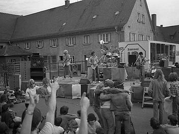 Openair der Gruppe "Join Us" beim ersten Brückenauer Stadtfest 1981 mit Hartmut Bös, Peter Stock, Harald Kuhn und Siegbert Remberger. Foto: Archiv/Karin Nerche-Wolf