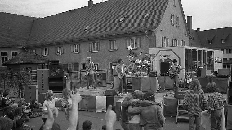 Openair der Gruppe "Join Us" beim ersten Brückenauer Stadtfest 1981 mit Hartmut Bös, Peter Stock, Harald Kuhn und Siegbert Remberger. Foto: Archiv/Karin Nerche-Wolf