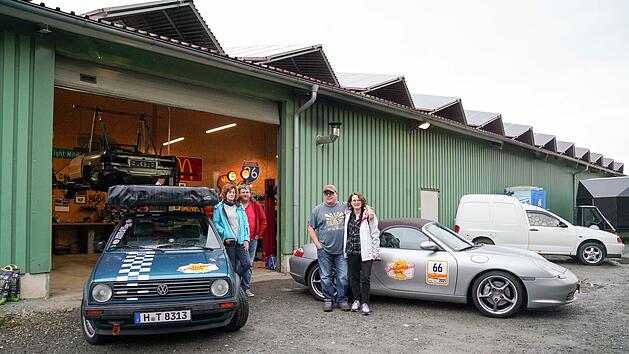 Deutschland-Rallye-Teams vor der Exmotors-Werkstatt in Thurnau (von links): Christiana M&ouml;hle mit ihrem Lebensgef&auml;hrten Matthias Hellmich aus Hannover und Marc H&auml;berle mit Lebensgef&auml;hrtin Meike K&ouml;ser aus Siegburg bei K&ouml;ln