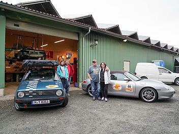 Deutschland-Rallye-Teams vor der Exmotors-Werkstatt in Thurnau (von links): Christiana Möhle mit ihrem Lebensgefährten Matthias Hellmich aus Hannover und Marc Häberle mit Lebensgefährtin Meike Köser aus Siegburg bei Köln
