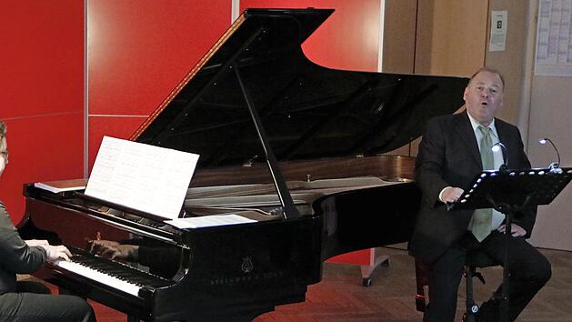 Ein mittlerweile recht selten zu hörendes Programm mit Balladen bot Wolfgang Wirsching (rechts) mit Lorenz Trottmann im Saal der Kulmbacher Musikschule.