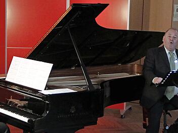 Ein mittlerweile recht selten zu hörendes Programm mit Balladen bot Wolfgang Wirsching (rechts) mit Lorenz Trottmann im Saal der Kulmbacher Musikschule.