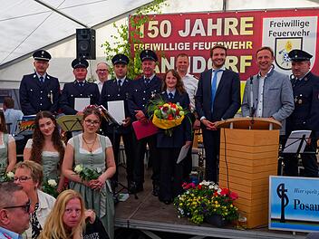 Beim 150-j&auml;hrigen Jubil&auml;um der Feuerwehr Danndorf konnte Kommandant Guido Haak (von links) die Aktiven Alexander Eichhorn, Stefan Kulms, J&uuml;rgen M&uuml;nch und Carina Kulms ehren. Landrat Jonas Gleich, B&uuml;rgermeister Robert Bosch und Vorstand J&uuml;rgen N&auml;hr...