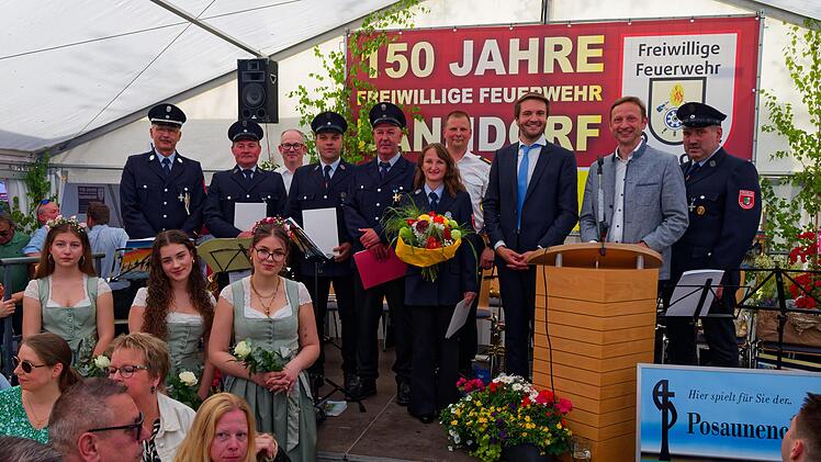 Beim 150-j&auml;hrigen Jubil&auml;um der Feuerwehr Danndorf konnte Kommandant Guido Haak (von links) die Aktiven Alexander Eichhorn, Stefan Kulms, J&uuml;rgen M&uuml;nch und Carina Kulms ehren. Landrat Jonas Gleich, B&uuml;rgermeister Robert Bosch und Vorstand J&uuml;rgen N&auml;hr...