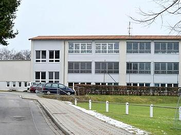 Könnte die Lösung aller Kinderkrippen-Probleme in der Gemeinde Memmelsdorf sein: Das Merkendorfer Schulhaus würde Platz für mehrere Krippen-Gruppen bieten. Foto: Ronald Rinklef