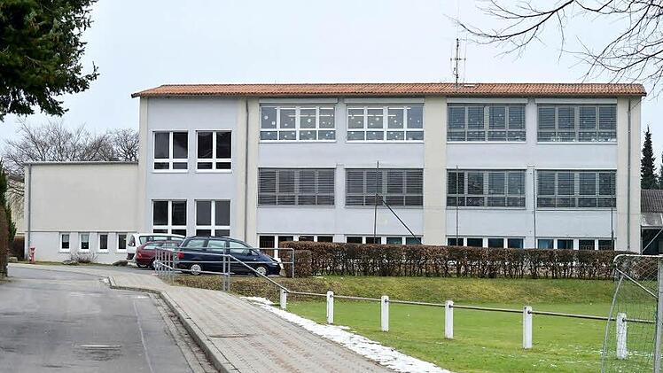 Könnte die Lösung aller Kinderkrippen-Probleme in der Gemeinde Memmelsdorf sein: Das Merkendorfer Schulhaus würde Platz für mehrere Krippen-Gruppen bieten. Foto: Ronald Rinklef