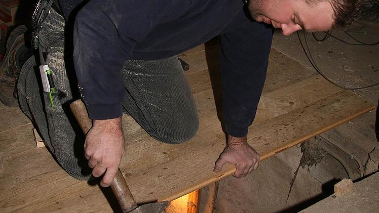 Thorsten Hacker bessert im Zuge der Dachsanierung im Turm auch Fehlstellen aus.