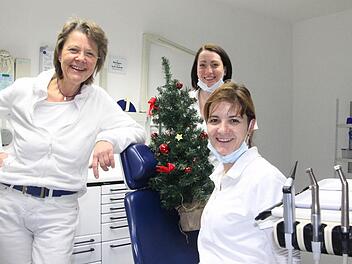 Auch sie können Engel sein: Zahnärztin Dr. Sabine Wettengel-Lindner und ihre Helferinnen Nicole Loy und Gitti Reinhart bekämpfen an den Feiertagen die oftmals überraschend auftretenden Zahnschmerzen ihrer Patienten. Foto: Nina Grötsch