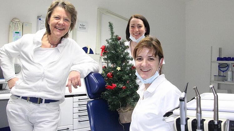 Auch sie können Engel sein: Zahnärztin Dr. Sabine Wettengel-Lindner und ihre Helferinnen Nicole Loy und Gitti Reinhart bekämpfen an den Feiertagen die oftmals überraschend auftretenden Zahnschmerzen ihrer Patienten. Foto: Nina Grötsch