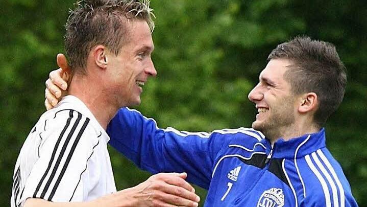 Spielertrainer Markus Taschner (links) freut sich mit dem zweifachen Torschützen Andreas Pistor über den vierten Saisonsieg. Foto: Monika Limmer