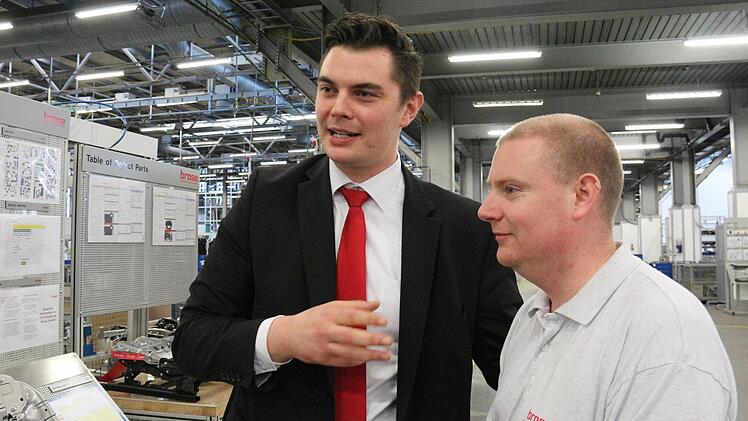 Der Produktionsleiter Sitzsysteme, Thomas Heinz, mit Trainee Supervisor Craig Brown.