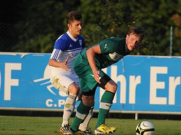 Der aus Willmersreuth stammende Verteidiger Carsten Hahn verlässt den TSV Neudrossenfeld studienbedingt in Richtung Landesliga-Aufsteiger FC Coburg. Hier schirmt er den Ball gegen den Forchheimer Kevin Wolemann ab. Foto: Peter Mularczyk