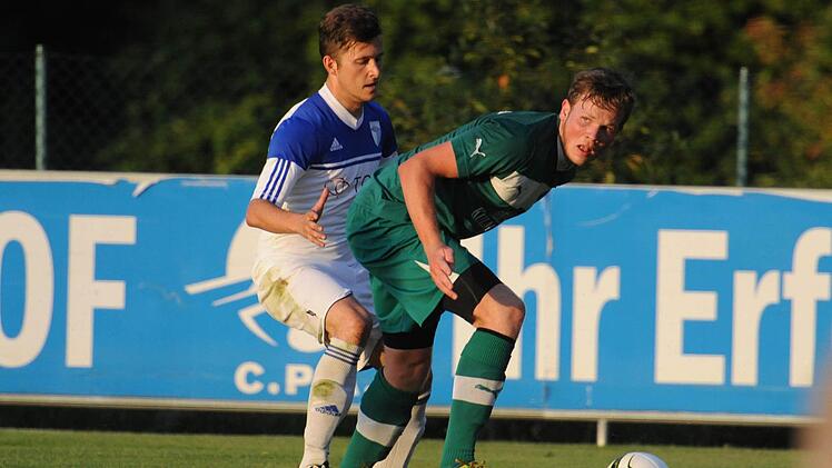 Der aus Willmersreuth stammende Verteidiger Carsten Hahn verlässt den TSV Neudrossenfeld studienbedingt in Richtung Landesliga-Aufsteiger FC Coburg. Hier schirmt er den Ball gegen den Forchheimer Kevin Wolemann ab. Foto: Peter Mularczyk