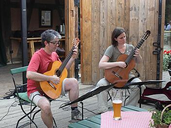 Stefan Grasse und Yvonne Zehner greifen in einem Ebermannstadter Biergarten zu ihren Gitarren.  Foto: Carmen Schwind