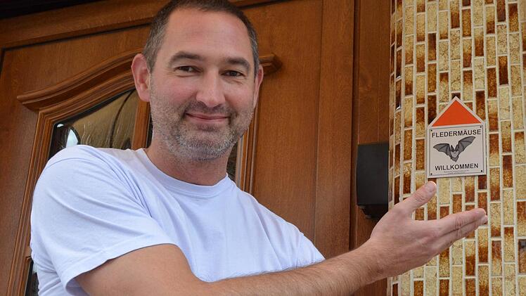 Die Plakette "Fledermäuse willkommen" hat Timo Oppel vom Umweltministerium bekommen, weil seine Familie seit Jahren den Tieren ein Quartier gibt. Foto: Rainer Lutz