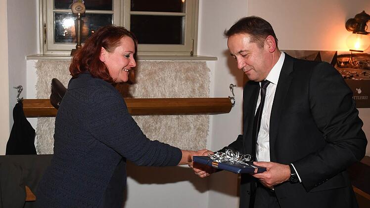Kasendorfs Bürgermeister Bernd Steunhäuser dankt Yvetta Rehm Foto: Ronald Rinklef