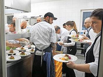 Die Köche bereiten einen von fünf Gängen zu. Foto: Matthias Werr