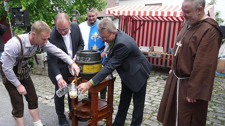 Das Freibier lie&szlig;en sich die B&uuml;rgermeister H&ouml;fer, Sebastian Straubel, Wolfgang Bauersachs, Andreas Lutz, Markus Weschenfelder und einige Gemeinder&auml;te nach dem Bieranstich schmecken. Foto: Karin G&uuml;nther