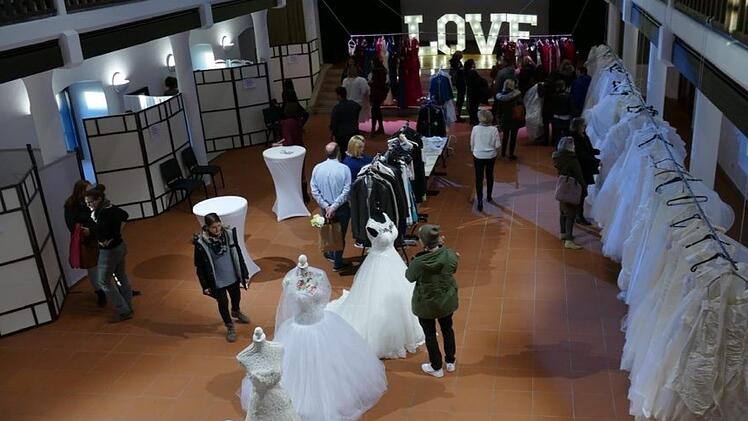 Beim "After Wedding Sale" in Haßfurt wurden unter anderem 65 Brautkleider  angeboten. Sebastian Sahlender