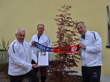 Bernhard Weidner, Jürgen Horneber und Elmar Amling (von links) freuen sich über das  Bäumchen der Fanfreundschaft mit Schalke Fotos: Bernhard Panzer