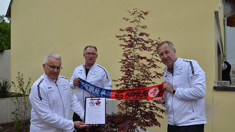 Bernhard Weidner, Jürgen Horneber und Elmar Amling (von links) freuen sich über das  Bäumchen der Fanfreundschaft mit Schalke Fotos: Bernhard Panzer