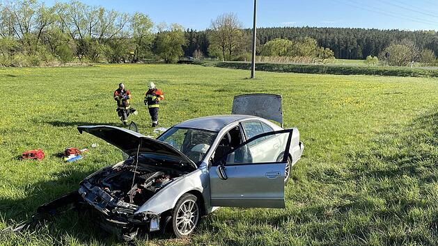 Auto kommt von Fahrbahn ab und &uuml;berschl&auml;gt sich mehrfach