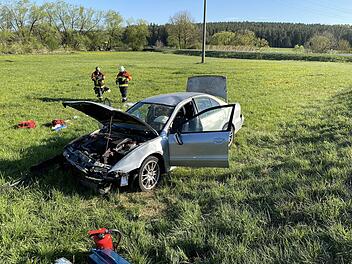 Auto kommt von Fahrbahn ab und überschlägt sich mehrfach