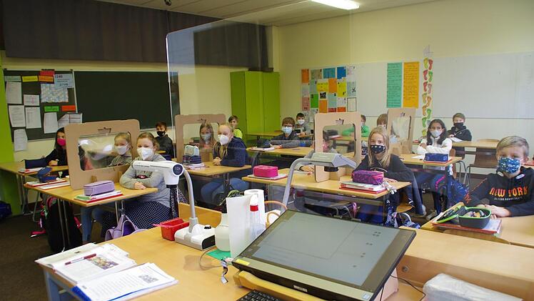 Masken auf, Abstand halten oder ersatzweise Zwischenwände aufstellen - Schulunterricht erfordert im Jahr 2020 Disziplin und Improvisation. Am Frankenwald-Gymnasium hat das bisher sehr gut geklappt. Deshalb geht die Schule auch zuversichtlich in die "rote Phase" der Pandemie. Fotos: Marco Meißner