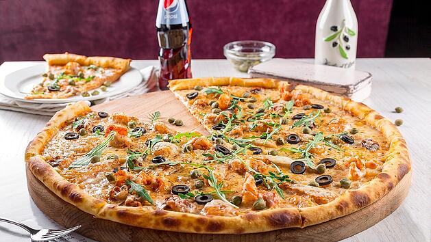 Frische Pizza aus einer Pizzeria ist immer ein besonderes Geschmackserlebnis.