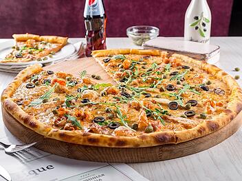 Frische Pizza aus einer Pizzeria ist immer ein besonderes Geschmackserlebnis.