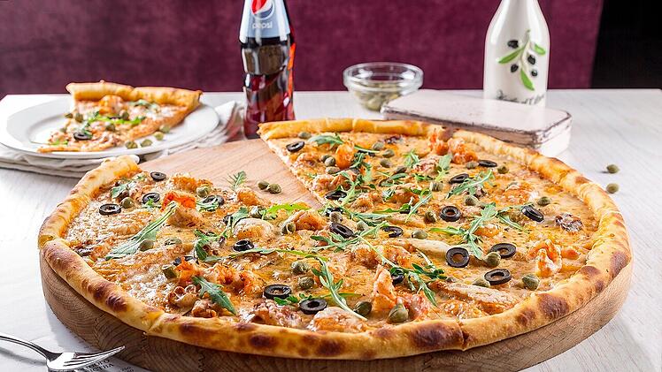 Frische Pizza aus einer Pizzeria ist immer ein besonderes Geschmackserlebnis.