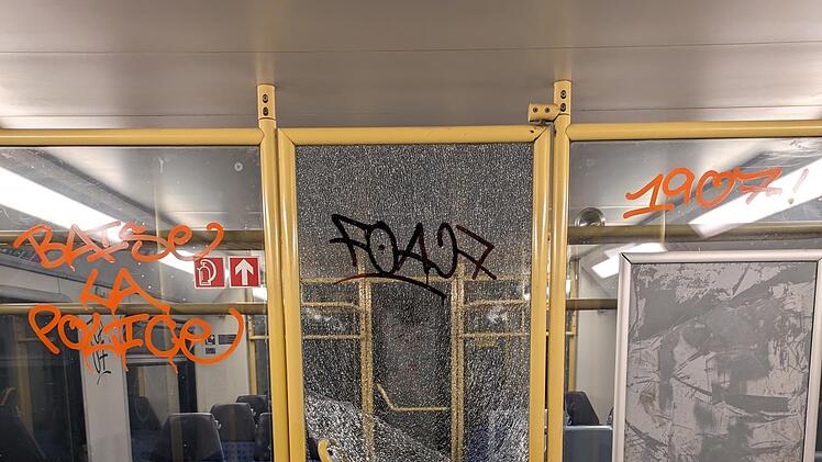 Augsburg: Massive Randale - Fußballfans verwüsten Zug und zünden Bengalo im Bahnhof