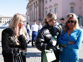 Shania (von links), Davina und Carmen sind besorgt: Wo steckt Robert?